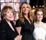 Shirley MacLain, Julia Roberts et Emma Roberts lors de la première de Valentine's Day à Los Angeles le 8 février 2010 