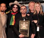 Ringo Starr reçoit son étoile sur le Walk of fame, entouré de Ben Harper, Don Was et Joe Walsh, à Los Angeles, le 8 février 2010 !