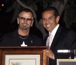 Ringo Starr reçoit son étoile sur le Walk of fame, ici avec le maire de Los Angeles, le 8 février 2010 !