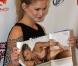 La divine Bar Refaeli à l'occasion du lancement du nouveau  Sports Illustrated Swimsuit Issue , au Gansevoort Hotel de New York, le 9 février 2010.