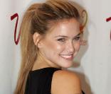 La divine Bar Refaeli à l'occasion du lancement du nouveau  Sports Illustrated Swimsuit Issue , au Gansevoort Hotel de New York, le 9 février 2010.