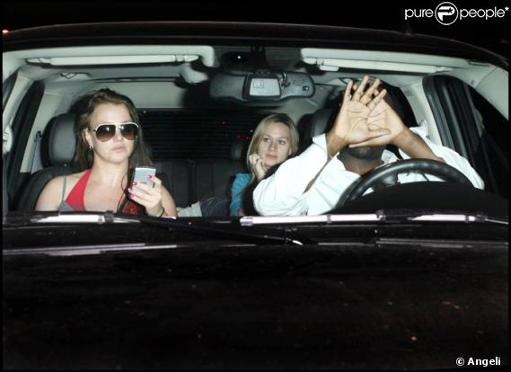 Britney Spears et son assistante, visiblement décontractées, son garde du corps un peu moins...