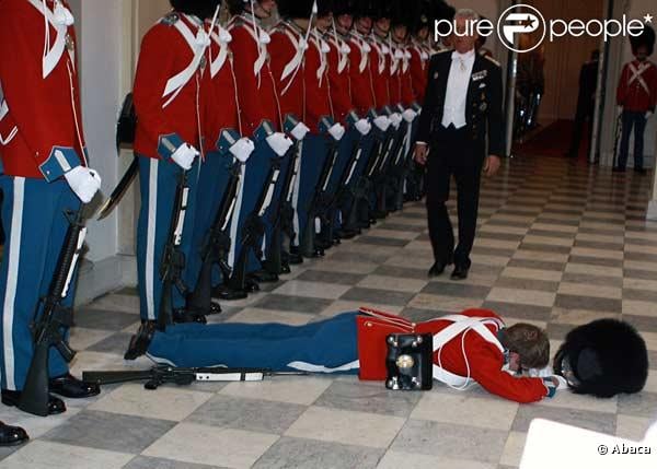 http://static1.purepeople.com/articles/0/49/84/0/@/362458-un-garde-royal-de-la-reine-du-danemark-637x0-2.jpg
