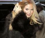 Heidi Klum chic en look city perchée sur ses Saint Laurent et à l'aise dans un slim noir et une blouse lamée Darel.  