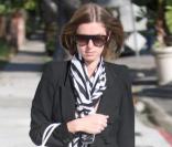 Nicky Hilton fidèle à son blazer oversize a ressorti le tregging porté en mode détente. Bravo pour le it-bag et le foulard rayé. 
