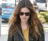 Un peu de couleur pour Rachel Bilson qui a osé la robe moutarde portée sous blouson de cuir court. Une belle silhouette soignée qui lui donne une allure folle. 