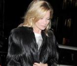 Kate Moss en robe T-shirt et collants opaques. Quand elle sort la fourrure, elle l'accessoirise avec des basiques. Bravo pour la ballerine qui lui donne une allure plus décontractée. 