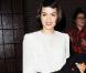 Shannyn Sossamon fait son grand retour dans un style rétro noir et blanc. Bravo pour la frange 50's qui donne une allure folle à son look très étudié. 