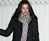 Liv Tyler en mode totalement décontract'. Sa pièce préférée ? Le legging, qu'elle rend plus classe avec un sac couture et un bazer tendance.  