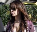 Nicole Richie ose enfin la couleur. Fidèle à son style bobo-chic, la star a sorti son jean destroyed et sa blouse violette. Un look au top. 