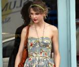 Un vent de fraicheur dans nos looks de la semaine. Taylor Swift revient avec une robe liberty adorable. Un look de poupée réhaussé par des sandales nude. Pile dans la tendance ! 