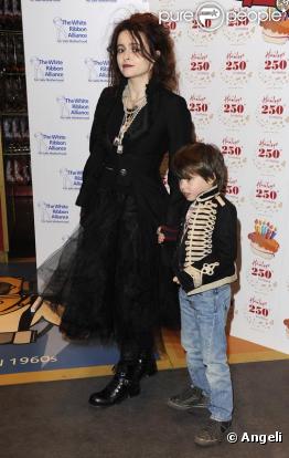 Helena Bonham Carter et son fils Billy Ray au 250ème anniversaire de Hamleys à Londres le 11 février 2010