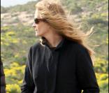 Julia Roberts et son mari Daniel Moder font une promenade avec leur chien à Los Angeles le 9 février 2010