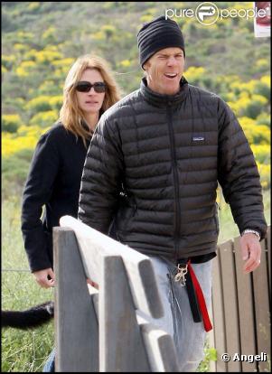Julia Roberts et son mari Daniel Moder font une promenade avec leur chien à Los Angeles le 9 février 2010