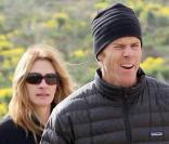 Julia Roberts et son mari Daniel Moder font une promenade avec leur chien à Los Angeles le 9 février 2010