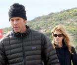 Julia Roberts et son mari Daniel Moder font une promenade avec leur chien à Los Angeles le 9 février 2010