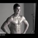 Regardez Cristiano Ronaldo se déshabiller et vous dévoiler... son corps parfait et huilé ! So sexy !