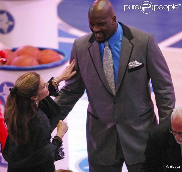 Maria Shriver salue Shaquille O'Neal lors du NBA All-Star Game, à Dallas, le 13 février 2010 !