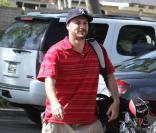 Kevin Federline et son père Mike partagent une partie de golf, à Los Angeles, le mardi 16 février.