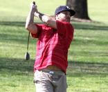 Kevin Federline et son père Mike partagent une partie de golf, à Los Angeles, le mardi 16 février.