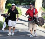 Kevin Federline et son père Mike partagent une partie de golf, à Los Angeles, le mardi 16 février.