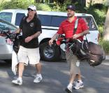 Kevin Federline et son père Mike partagent une partie de golf, à Los Angeles, le mardi 16 février.