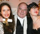 Jérome Savary entouré de ses filles Nina et Manon. Manon secondera PPDA pour la mise en scène de  Carmen  dans le cadre d' Opéra en plein air , juin 2010 !