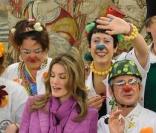 Letizia d'Espagne au palais de la Zarzuela. Elle reçoit la fondation Theodora et se sent très bien au milieu des clowns ! 19/02/2010