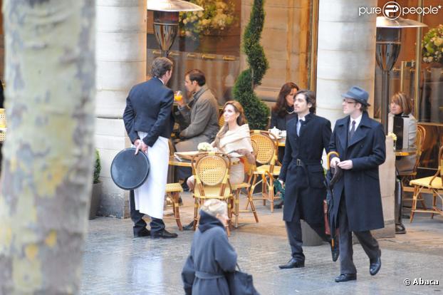 Angelina Jolie sur le tournage de The Tourist à Paris le 23 février 2010, face à Jean-Marie Lamour en garçon de café