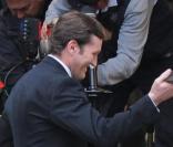 Angelina Jolie sur le tournage de The Tourist à Paris le 23 février 2010, face à Jean-Marie Lamour en garçon de café