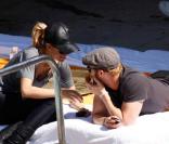 AnnaLynne McCord et Kellen Lutz profitent d'une après-midi ensoleillée sur le bord de leur piscine de leur hôtel à l'occasion du Super Bowl à Miami  