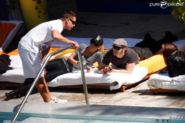 AnnaLynne McCord et Kellen Lutz profitent d'une après-midi ensoleillée sur le bord de leur piscine de leur hôtel à l'occasion du Super Bowl à Miami  