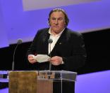 Gérard Depardieu remet le prix de la meilleure actrice lors de la 35e cérémonie des César le 27 février 2010