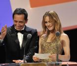 Gad Elmaleh surveille Vanessa Paradis remettant le prix du réalisateur lors de la 35e cérémonie des César le 27 février 2010