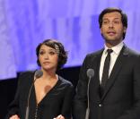 Emma de Caunes et Laurent Lafitte remettent le prix du documentaire lors de la 35e cérémonie des César le 27 février 2010