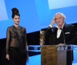 Laetitia Casta a remis le prix du meilleur second rôle à Niels Arestrup lors de la 35e cérémonie des César le 27 février 2010