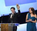 Tahar Rahim reçoit son prix du meilleur espoir des mains de Laura Smet lors de la 35e cérémonie des César le 27 février 2010