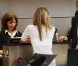 Bar Refaeli à l'aéroport de Los Angeles, le 28 février 2010