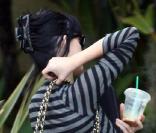 Katy Perry se promène à Los Angeles le 11 février 2010 