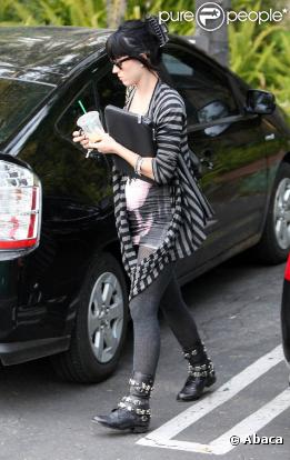 Katy Perry se promène à Los Angeles le 11 février 2010 