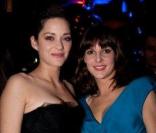 Marion Cotillard et Elodie Navarre trinquent à La Party, le 27/02/2010