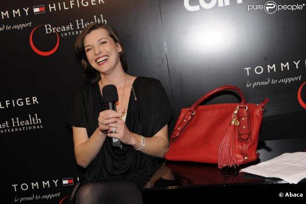 Milla Jovovich pour le lancement de son sac en édition limitée Tommy Hilfigher à Milan le 2 mars 2010