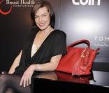 Milla Jovovich pour le lancement de son sac en édition limitée Tommy Hilfigher à Milan le 2 mars 2010