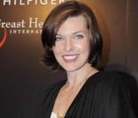 Milla Jovovich pour le lancement de son sac en édition limitée Tommy Hilfigher à Milan le 2 mars 2010