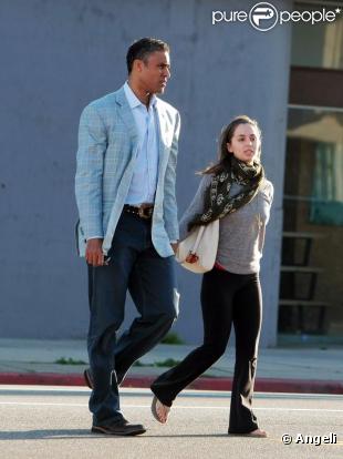 Eliza Dushku s'offre un dîner (en fin d'après-midi !) avec son boyfriend Rick Fox, à West Hollywood, mercredi 3 mars.