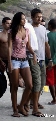 Gerard Butler au sommet de l'Arpoador à Rio de Janeiro et accompagnée du mannequin Beatriz Coelho le 16 février 2010