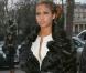 Cassie en mode blanc et noir, fourure et soie, un beau mélange remarqué à Paris