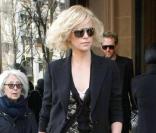 Charlize Theron en gris et noir. Elle ressort le pantacourt et le blaser noir. 