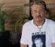Johnny Hallyday remporte la Victoire de la Tournée de l'année pour son Tour 66. Résidant à Los Angeles, il a enregistré un émouvant message de remerciements.
