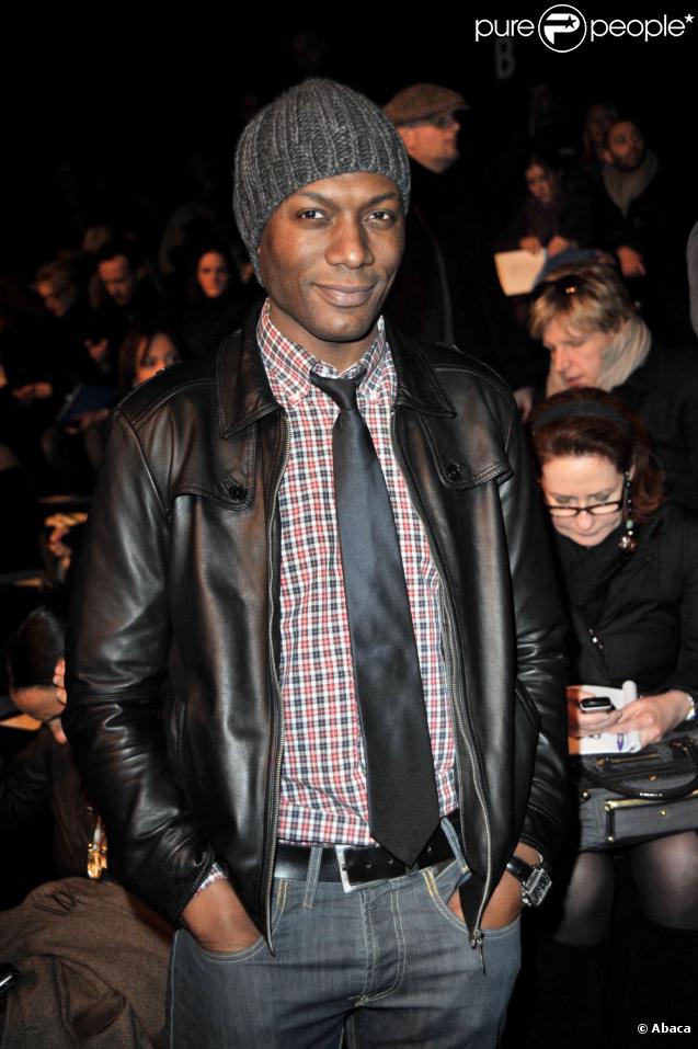 Bonnet, veste en cuir... Harry s'est fait beau pour la collection de prêt-à-porter Automne Hiver 2010/2011 de Karl Lagerfeld (7 mars 2010, Paris)